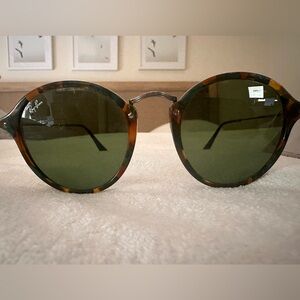 Ray-Ban uni-sex round fleck sunglasses. Tortoiseshell frame and green lenses